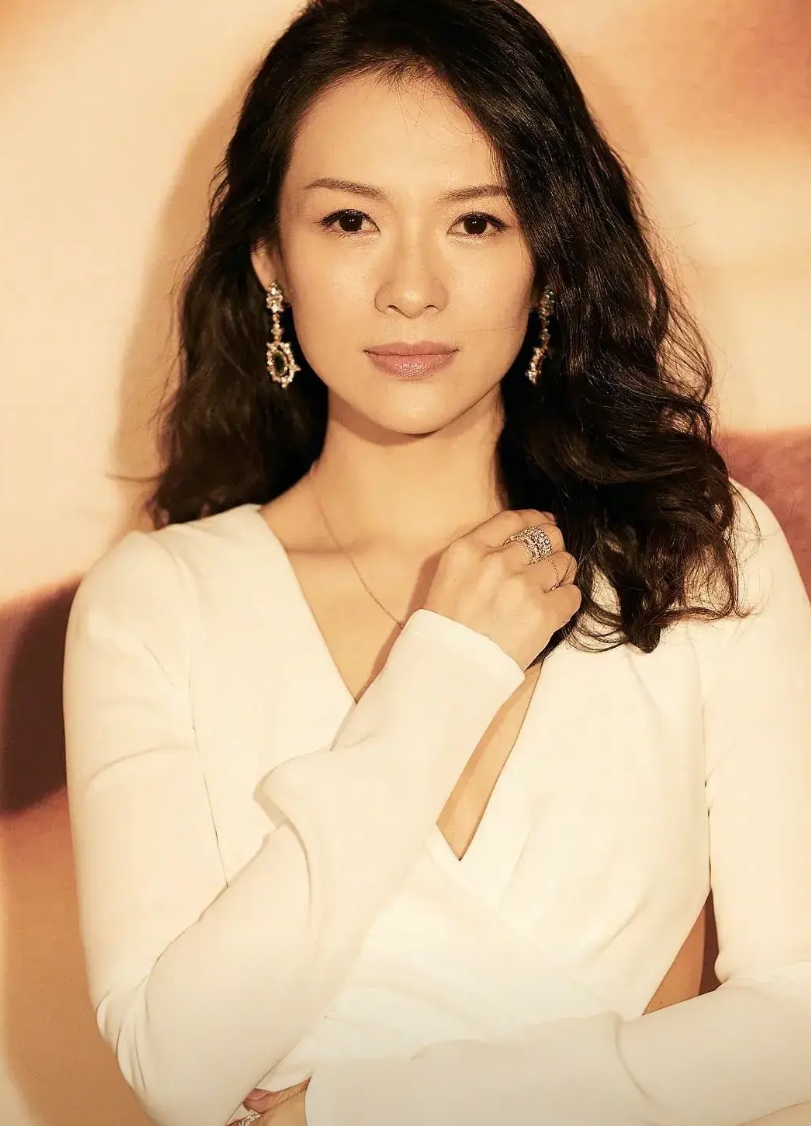 章子怡的四段恋情：

第一段恋情：
男友：霍启山。香港豪门霍氏家族成员。
相识相