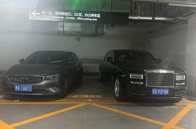 我的车也能跟大佬级别停在一块了