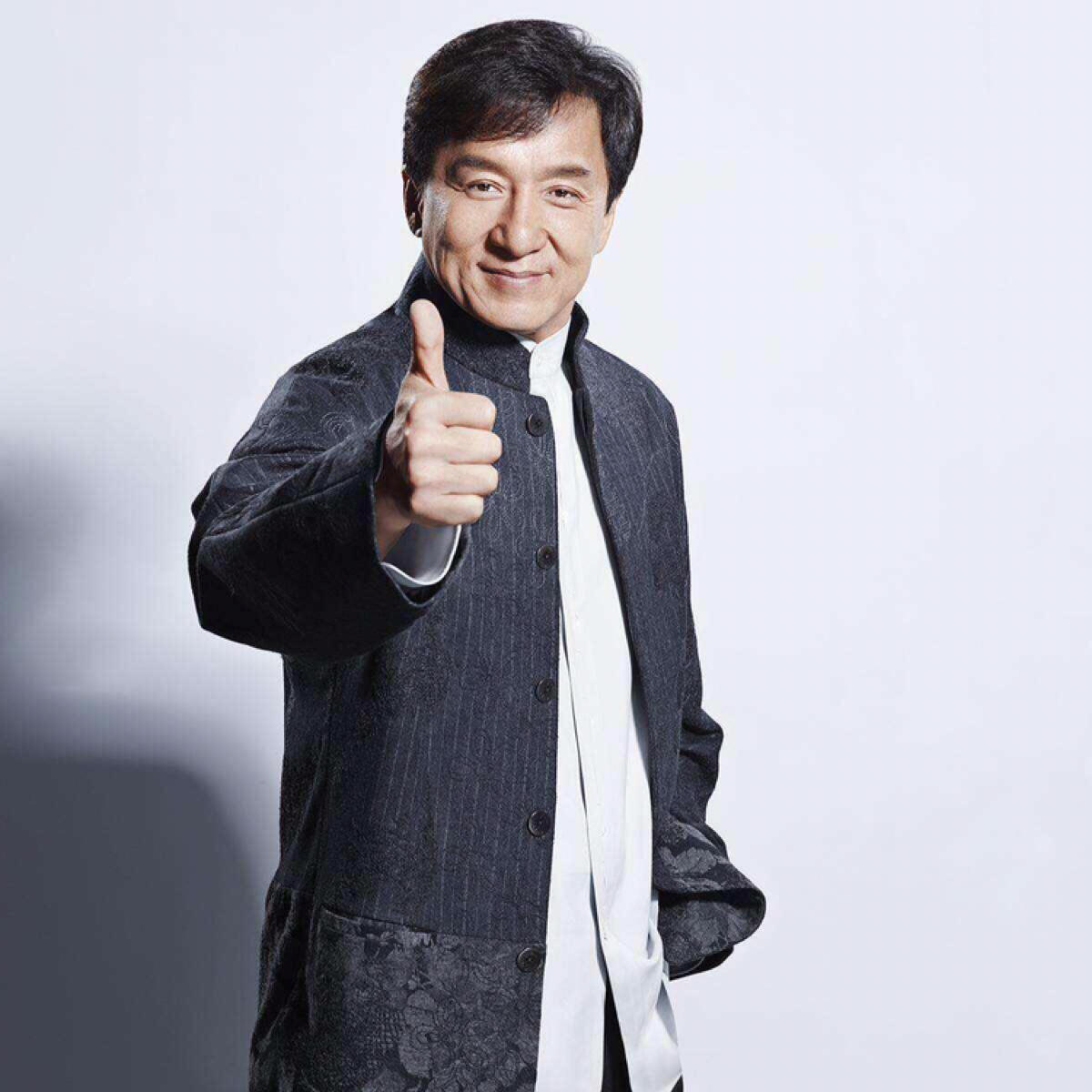 成龙：影坛传奇，精神不朽
