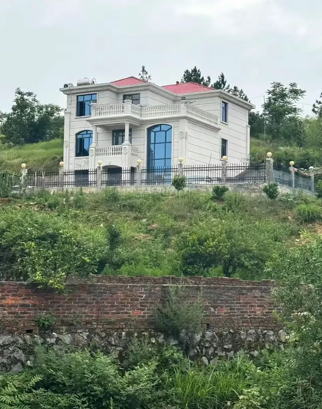 太闹心了！湖南衡阳，村里有一户人家，5年前花了70万在乡下建了一栋别墅，没想到，