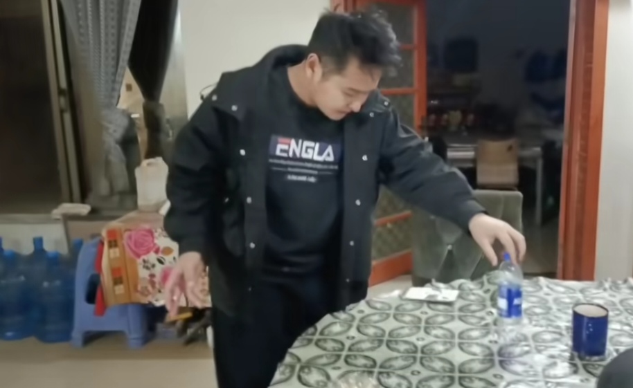  视频外的河南网红阿阳，让巴铁新媳妇拍摄和女儿通话的样子