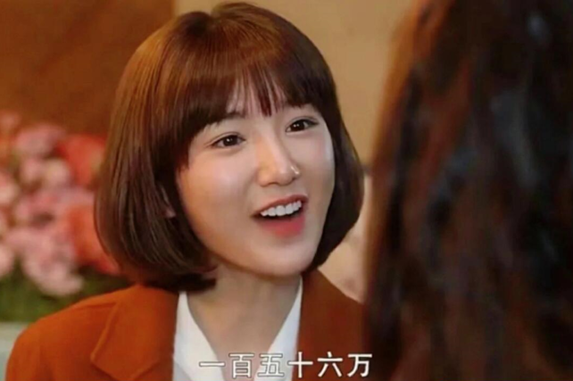 《三十而已》：看到挣了156万的钟晓芹，7天花了10万，才知道为什么她放弃了钟晓阳选择了陈屿