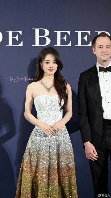 #赵丽颖抹胸亮片高定裙# 赵丽颖亮相戴比尔斯晚宴，一身抹胸亮片高定裙十分优雅，很
