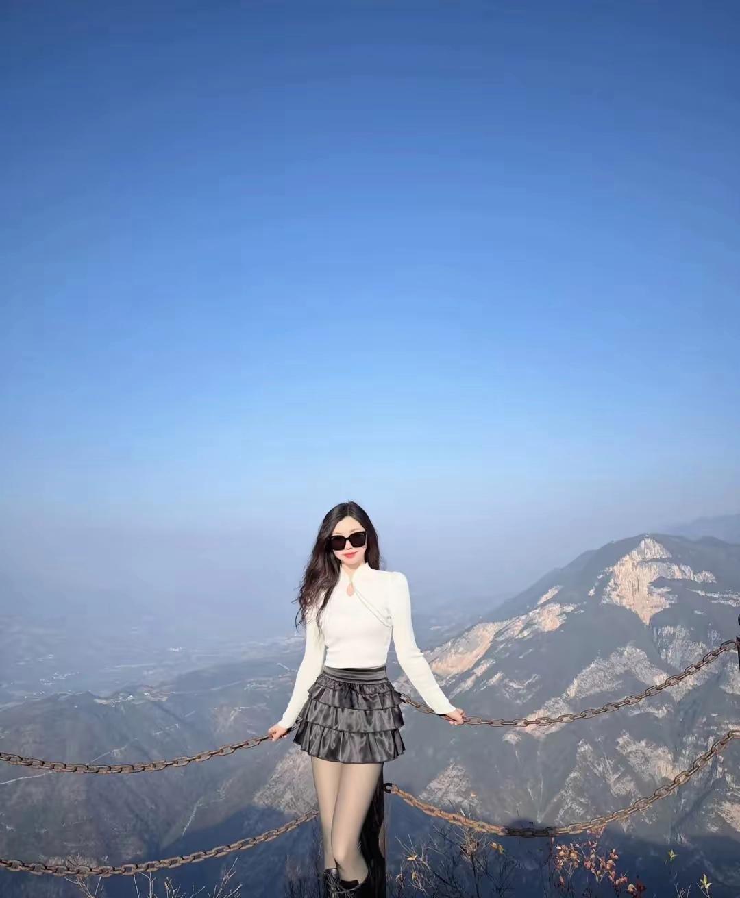 今天天气真好，我在山顶晒太阳，心情美美哒！????