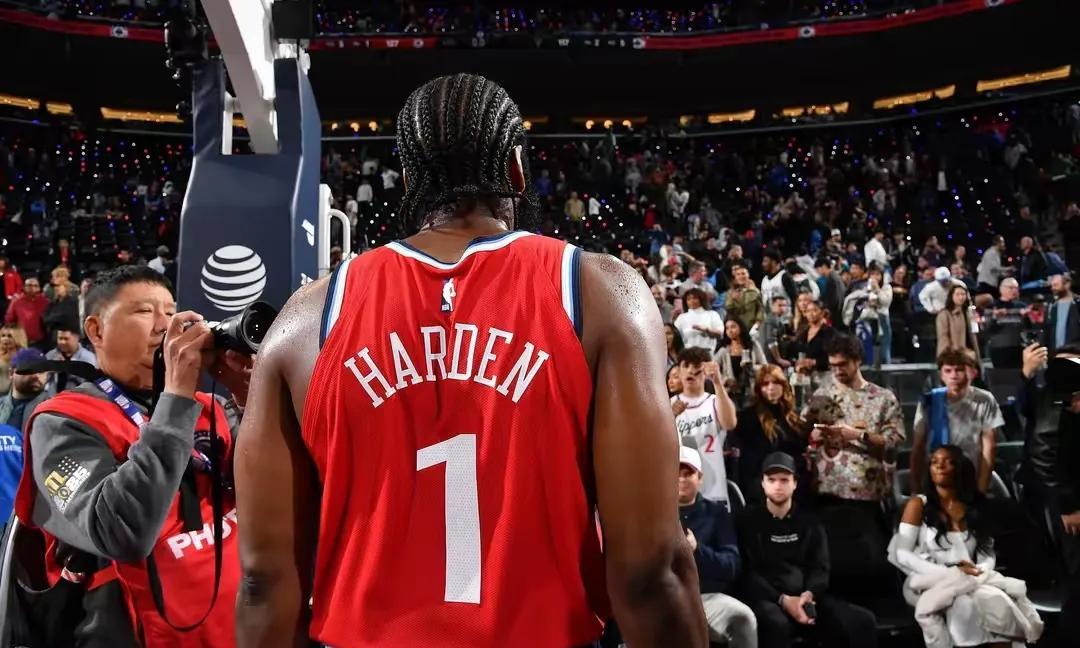 #nba# 哈登厉害了，成为现役第一了。
昨天哈登爆砍40分，带队拿下胜利，他太
