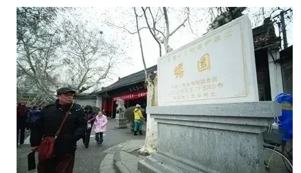“天降大锅！”江苏南京，一卡车在公园门口掉头，不小心将一尊石狮撞烂，本以为就赔个