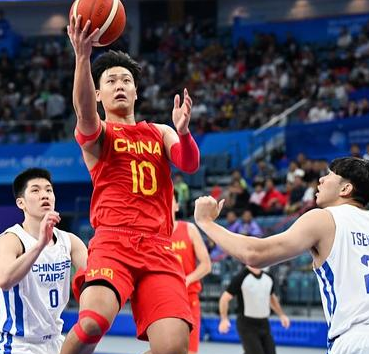 中国男篮球员赵睿谈自己成为中国男篮队长，他表示：我感到一份压力也感到一份责任，其