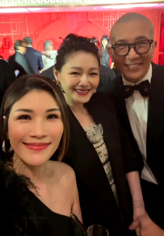 48岁的大S终究抵抗不了岁月，面相显老了，越来越像S妈了。

今日大S带着老公具