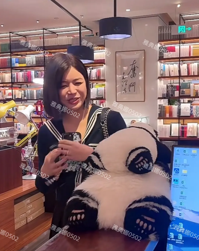 陈妍希本人没有网上吹得那么年轻漂亮，本人个子不高，鱼尾纹和法令纹很明显，虽然圆圆