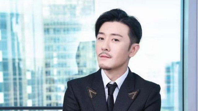 亲妈是导演，干妈是导演，20年都捧不红的他，却在改名后火了