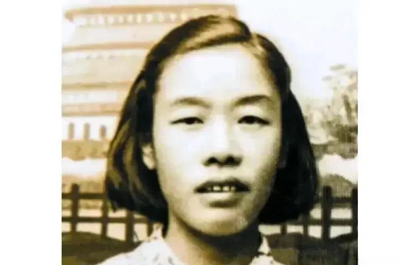 1949年，渣滓洞大屠杀中，盛国玉在枪响前倒地装死，不久，特务进来补枪，还用枪托