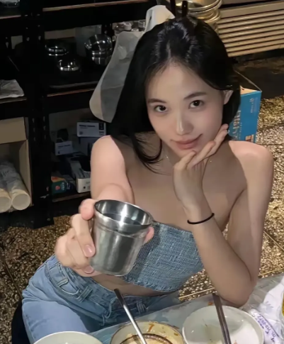 小S的二女儿被人骂惨了。因为她才15岁，正是求学的年纪，她却整天秀着S型身材，前