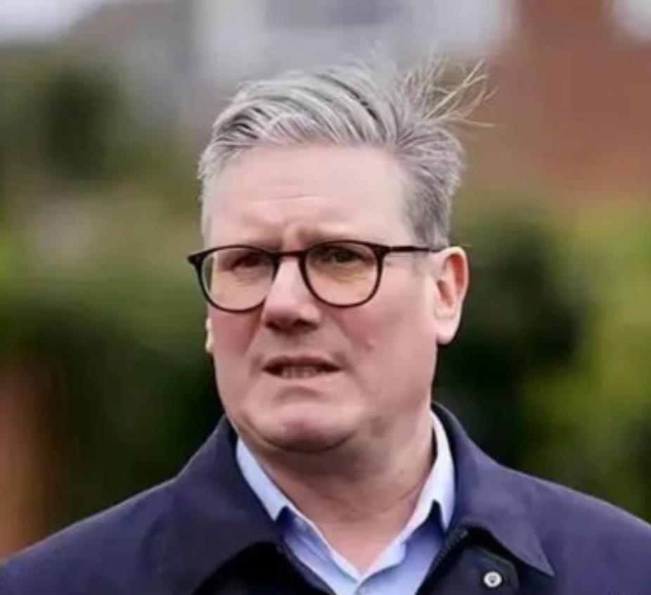 英国这回可是要闹出大动静了！人家英国新首相斯塔默，那可是真不含糊，直接跟美国唱起