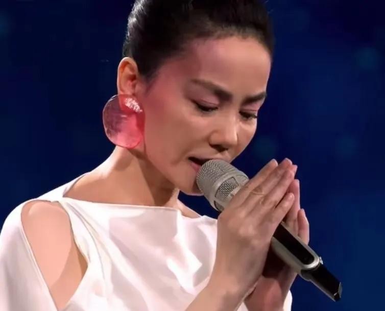 55岁王菲登台春晚，导演却避拍正脸？高清镜头怼脸原来老态尽显，这咋回事？

这届