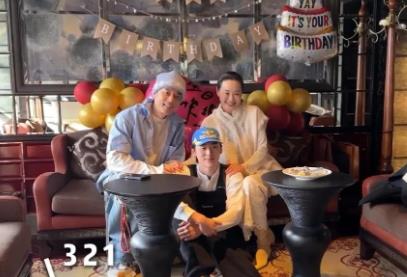 林依轮当年凭借独特嗓音走红乐坛，多年来形象一直亲民且活力满满。在老婆生日之际，他