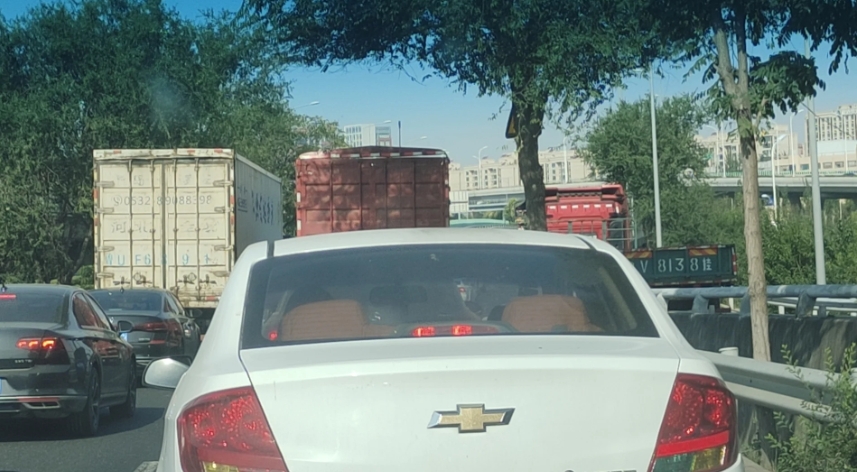 国庆堵车
我求求你们了，那些一年到头不开车的，就别开出来祸害人了，在高速上压着线