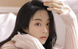 为了让学妹顶替我的角色，男友将我推下楼梯……