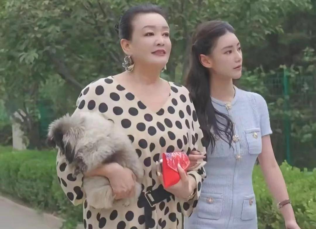汪小菲开心团圆，可对马筱梅的考验才刚刚开始：
1、马筱梅还没有生育，就要面对一对