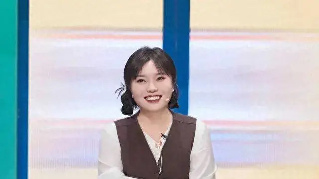 28岁李雪琴恋情曝光，和素人男友举止亲密，刘大锤被网友嫌弃