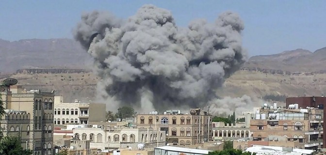 最近国际上又出了大事，美国对也门胡塞武装的国防部大楼进行了空袭。这事儿一出，网上