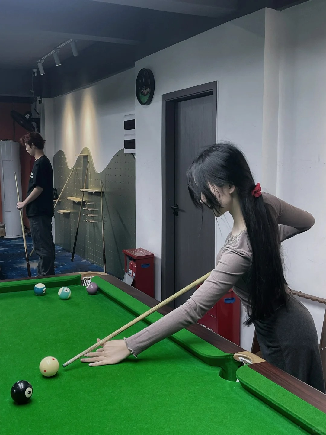 这姿势一看就不会打桌球？
想看看你们打台球的照片#台球搭子