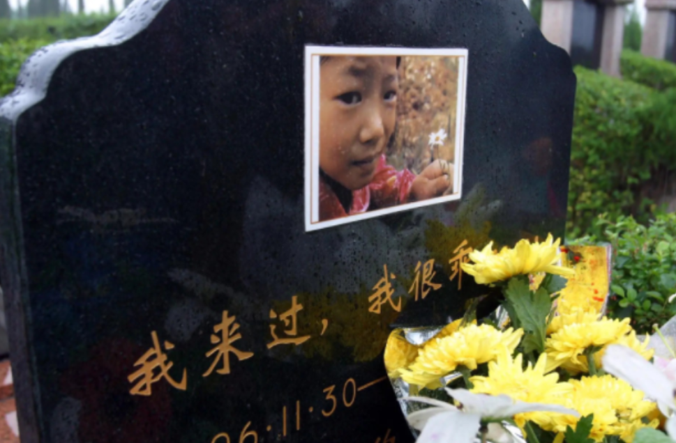 2005年，四川一8岁女孩患上白血病，可她却选择放弃治疗，只为不拖累养父，女孩自