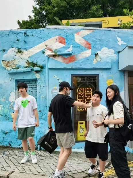 沙溢胡可一家出游，大儿子安吉瘦高个儿已超爸，小儿子小鱼儿肉乎乎，萌态十足

照片