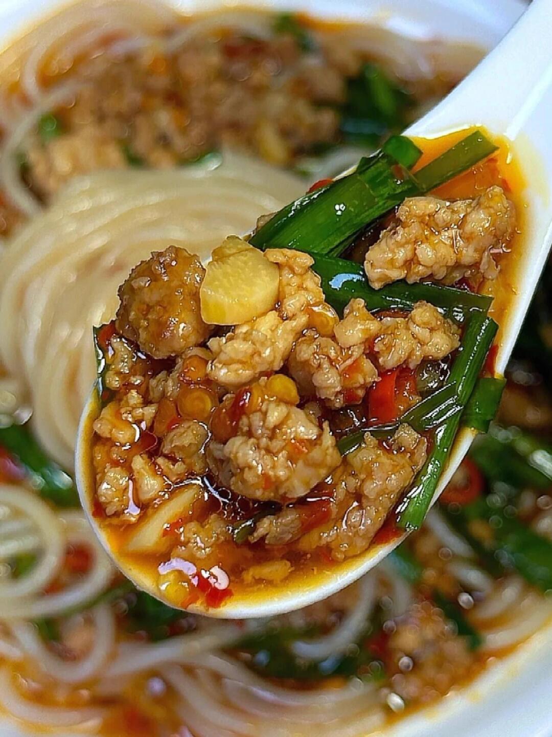 🌶️ 超绝美味【肉沫煮米粉】，一口封神！😎
宝子们🥳，今天要给大家分享一道