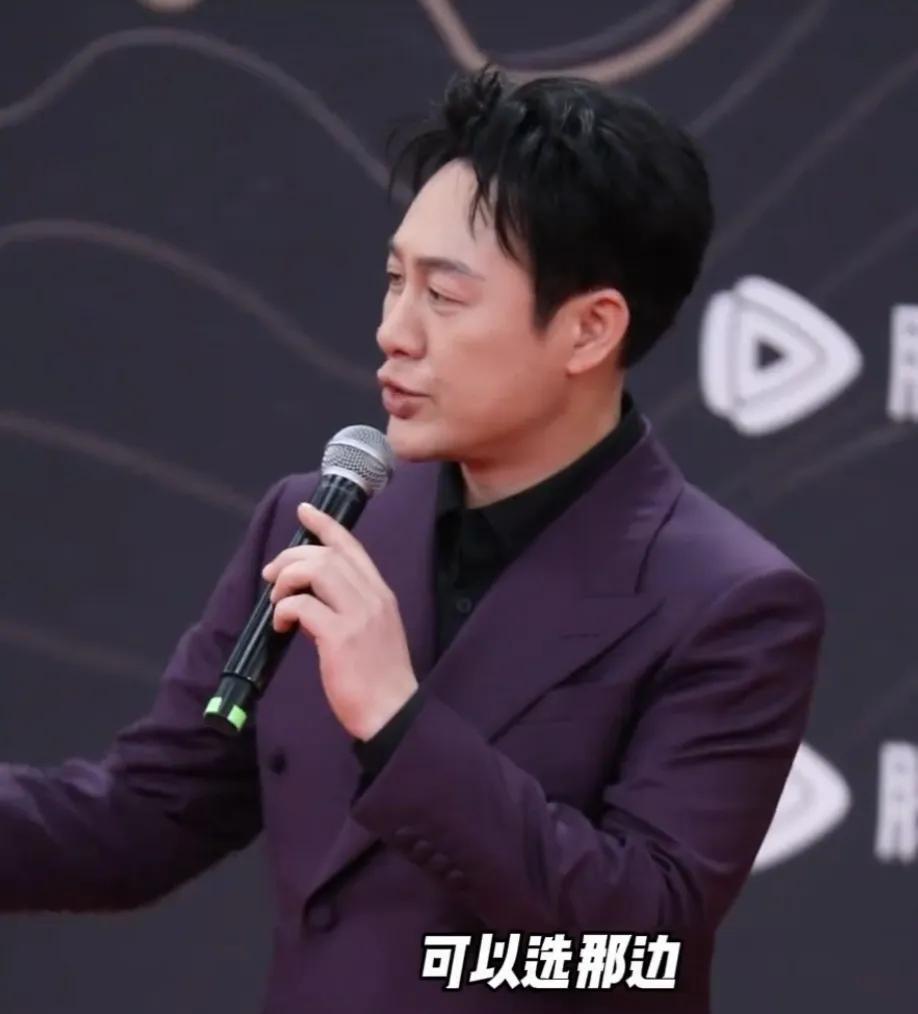 张颂文风波后走红毯，我发现这个细节了。
虽然张颂文盛装出席红毯，一如既往地文质彬