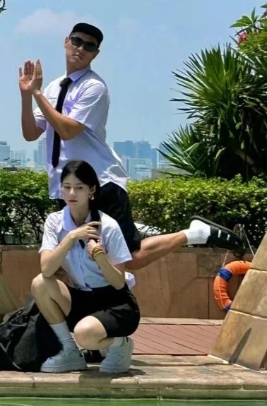 妹宝：一觉醒来成不高兴了～
哈哈哈昭昭这几张图好酷诶，是高冷girl吗
新任没头