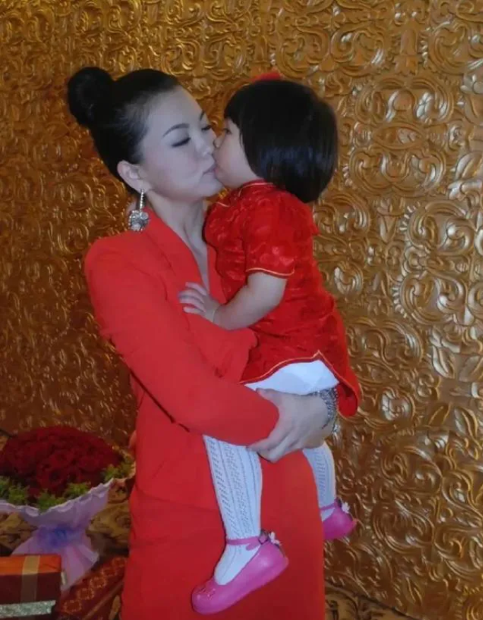 李湘一气之下开除了月嫂：“我女儿一闻到月嫂的味儿就睡着了，一闻到是我就哇哇大哭，