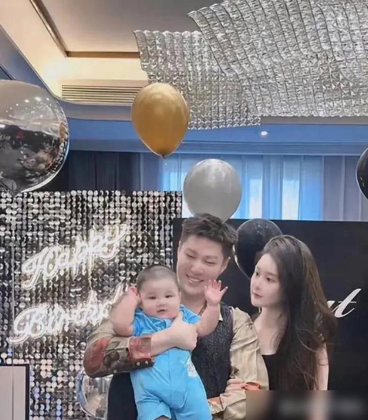 赵本山女儿晒出的全家福，儿子真是太可爱了！
网友：太可爱了！
赵本山女儿晒出幸福