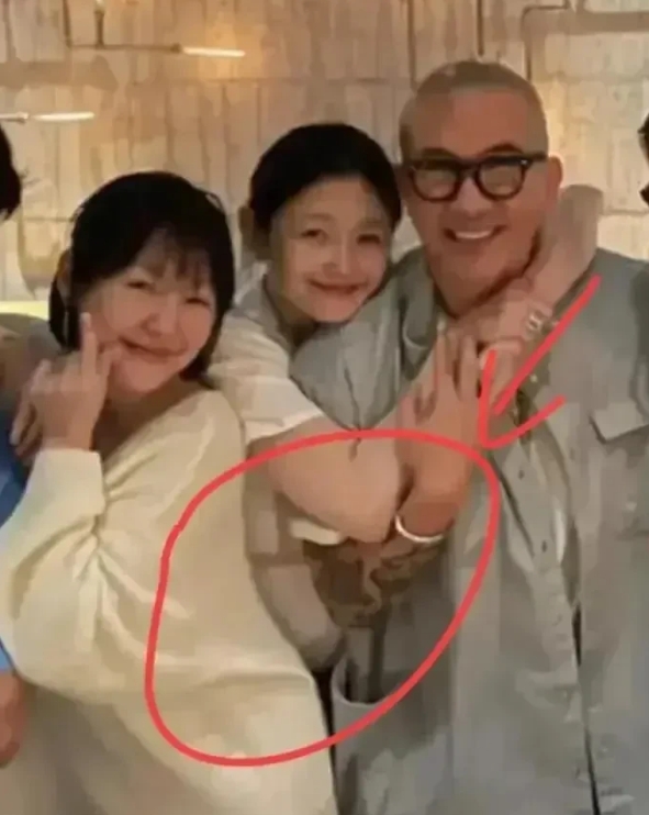 曲线人生的最后一笔支付，竟是给光头买 37 件衬衫。为啥一次性买这么多衬衫？
