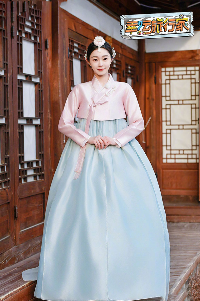 宋轶何超莲朝鲜服氛围感 。该说不说，所谓氛围感，首先得人美，才是买家秀。