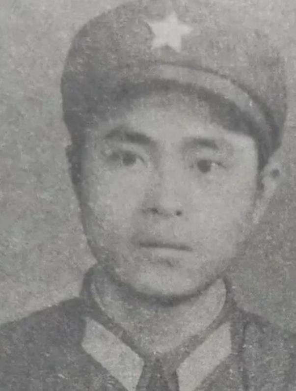 1984年，新兵喻勇趴在阵地上，对付偷袭越军。谁知，没等副班长下令攻击，他竟主动