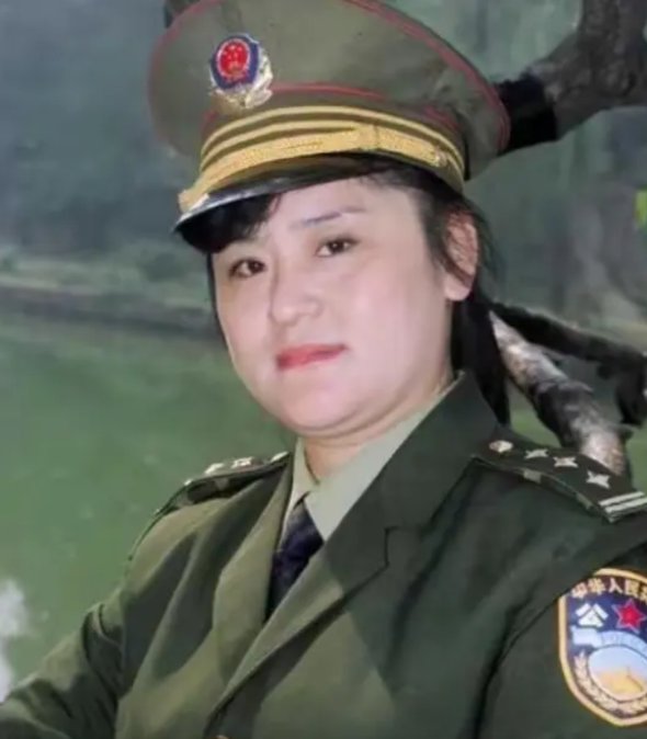 1988年，郑州火车站一位姑娘突然被三名大汉强行塞进了出租车，当车子在路口急刹的