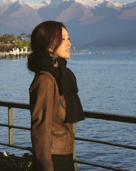 杨钰莹真会赶时髦！ 
一身美拉德穿搭，大妈照着穿也洋气！ ​​​