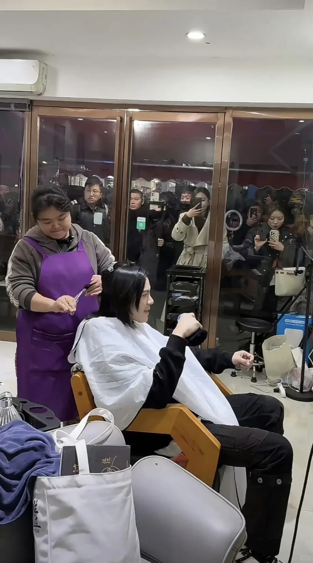 向佐找晓华剪头发，剪3个小时剪了个寂寞
向佐找晓华剪头发，剪3个小时剪了个寂寞，