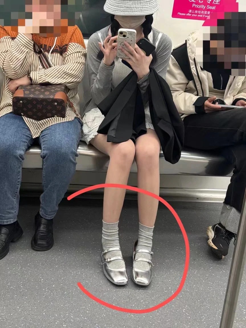 我真的理解不了。。
最近很火的银色玛丽珍，感觉搭配起来并没有网上的那种感觉啊，感