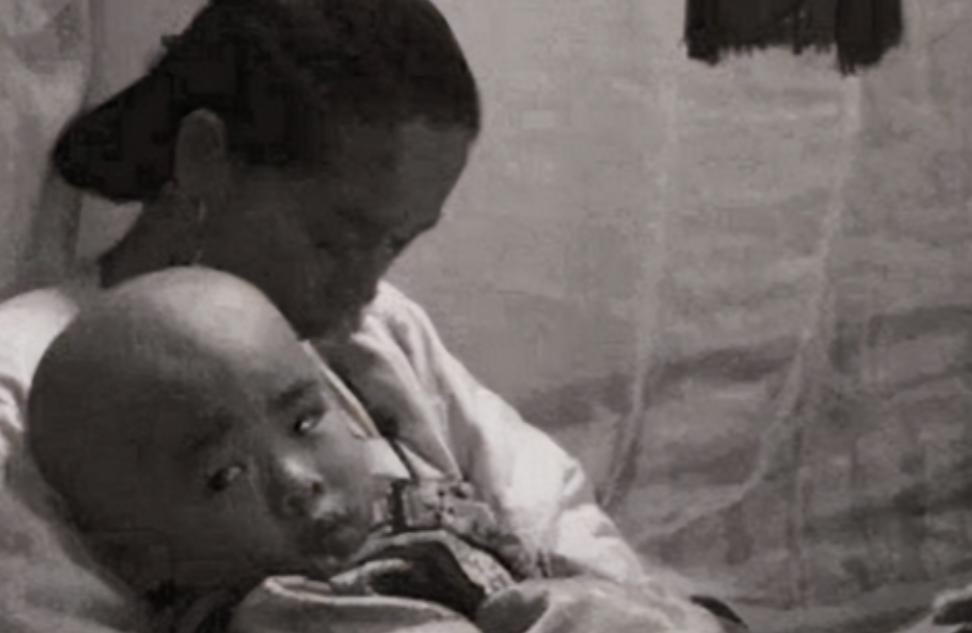 这天，9岁的溥仪和乳母在床上正躺着，谁知，总管太监张谦和招呼也不打直接闯了进来。