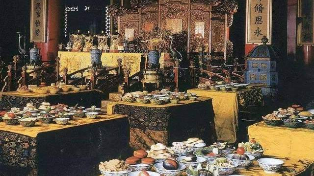 名存实亡的溥仪皇帝，每顿108道菜，却只能抢太妃的馒头充饥