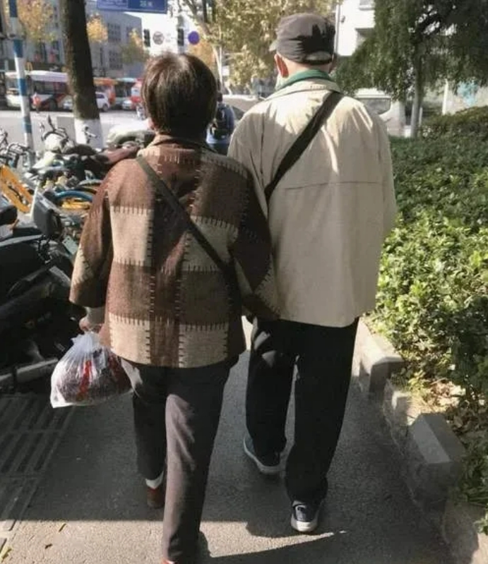 广东，一男子离婚后，与一女子同居，并一起开了家私人诊所，但两人一直没领证。20年
