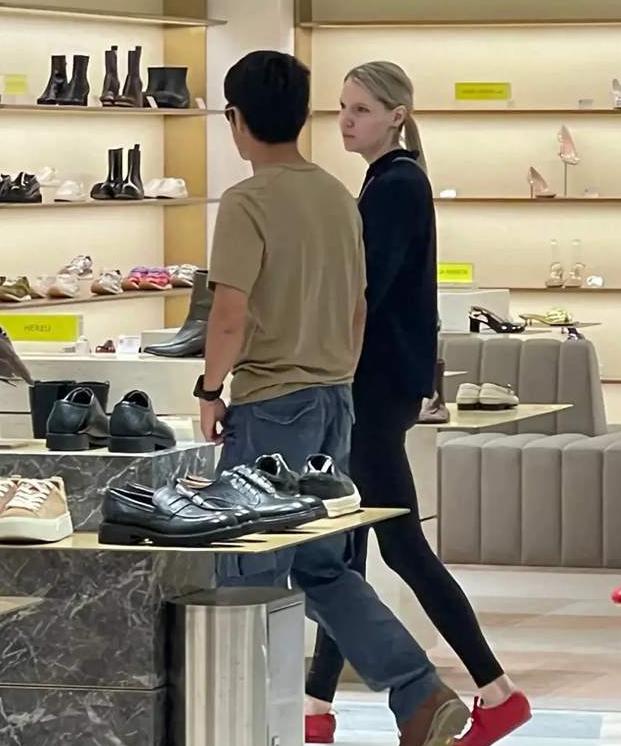 撒贝宁留下的说遗憾就是，他母亲以前一直催他结婚，一直想抱孙子、
 
但撒贝宁一直