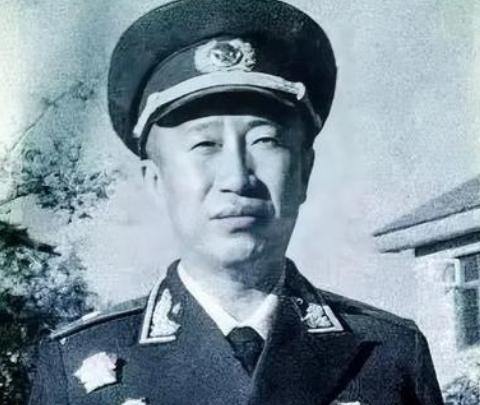 1955年，“授勋仪式”过后，彭德怀怒气冲冲地找到了毛主席，一进门，就激动地说道