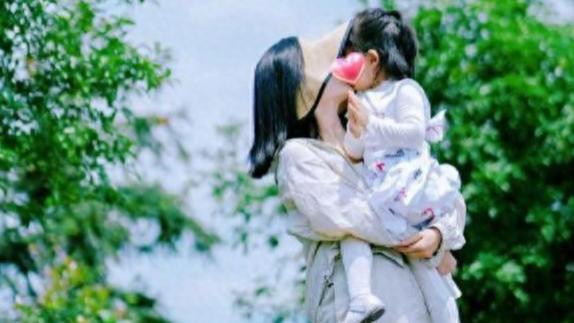 张杰三个女儿住院，孩子满手绷带让人心疼
