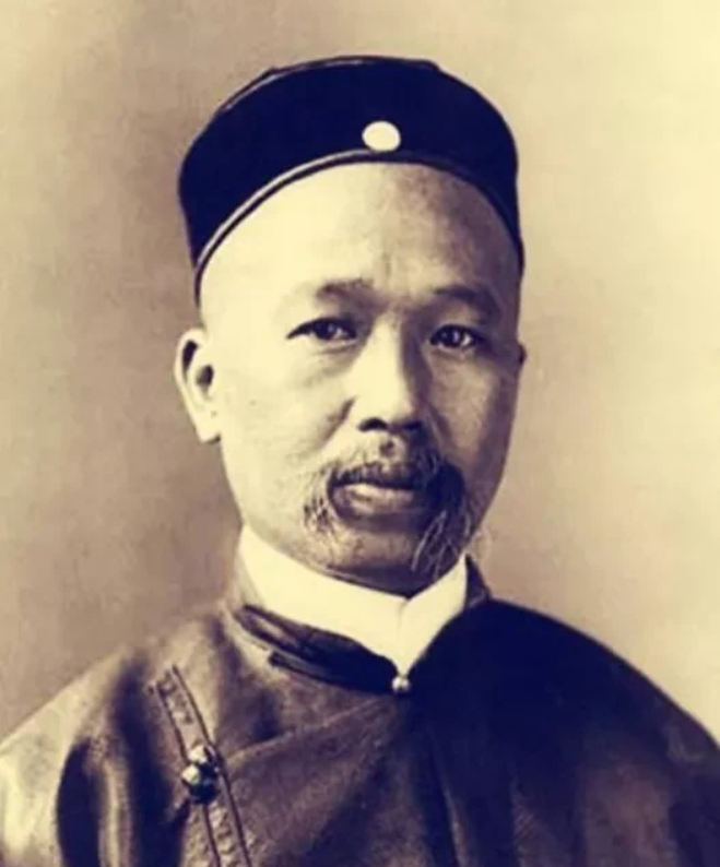 有一年，康有为参加好友梁渭的婚礼。闹洞房时，他拿着笔写下了8个字:司月二大，旦牛