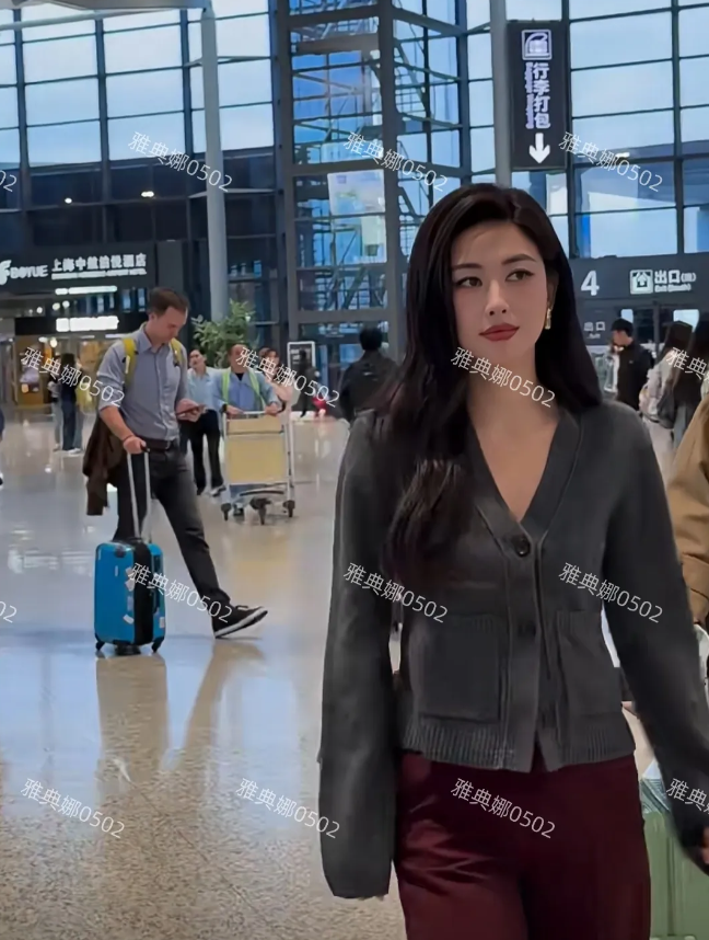 朱珠机场生图，本人比电视上瘦很多，气质优雅状态松弛，美得十分舒服大气，简单的衣服