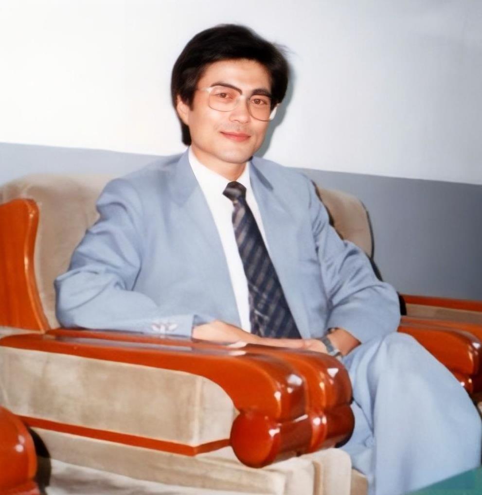 80年代，文在寅担任人权律师时期留下的照片，镜头中的他西装革履，戴着眼镜，嘴角露