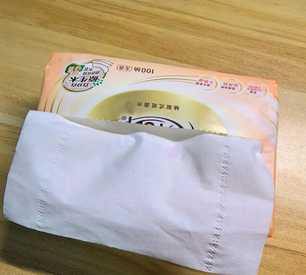 昨天晚上给孙女擦屁股的时候，我就顺手从桌子上抽了几张心相印抽纸，这在我看来再正常