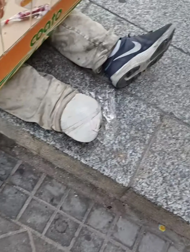 反华的润人凌华湛欧洲卖冰糖葫芦的消息传开了，他在一个地铁口卖冰糖葫芦维持生计。他
